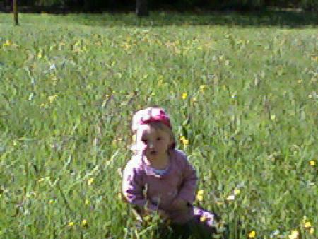 ma fille qui et dans l'herbe